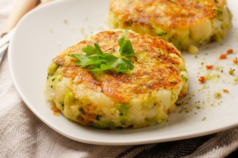 Galettes végétariennes de brocoli et choux fleur dorées.