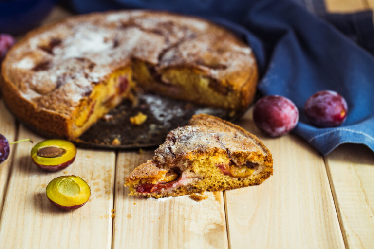 Gâteau moelleux aux prunes fraîches, saupoudré de sucre glace.