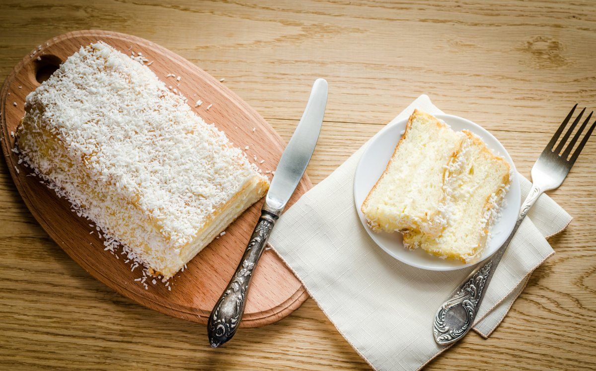 G&acirc;teau des anges moelleux recouvert de noix de coco r&acirc;p&eacute;e.
