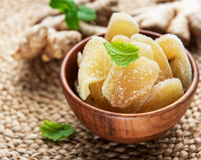 Morceaux de gingembre confit enrobés de sucre.