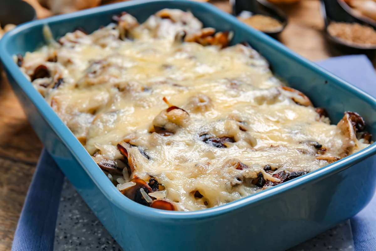 Gratin de riz aux champignons gratin&eacute; au fromage fondu.