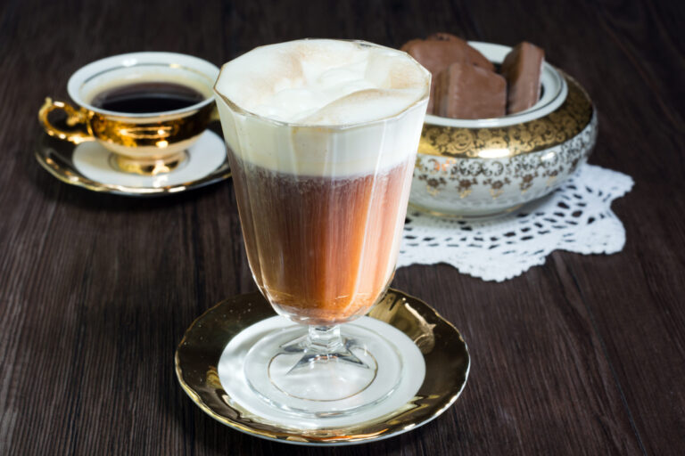 Irish coffee servi avec une épaisse couche de crème.