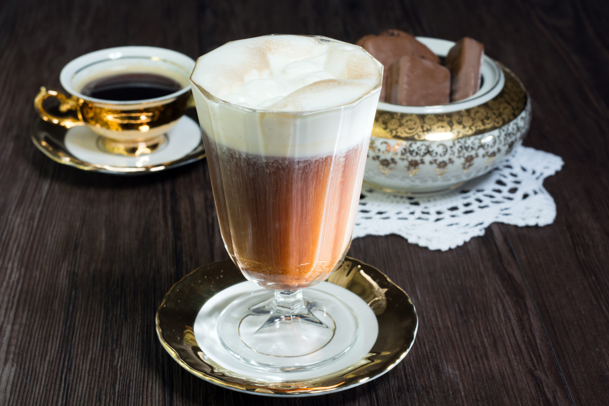 Irish coffee servi avec une &eacute;paisse couche de cr&egrave;me.