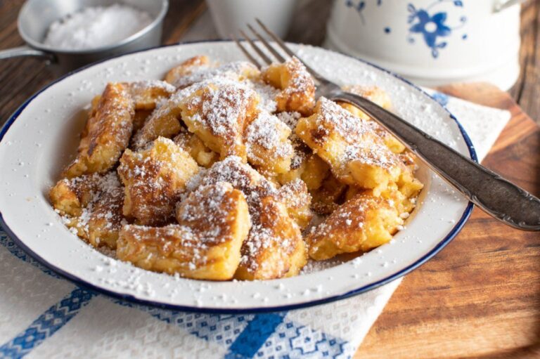 Kaiserschmarrn autrichien, morceaux de crêpe dorée saupoudrés de sucre glace.