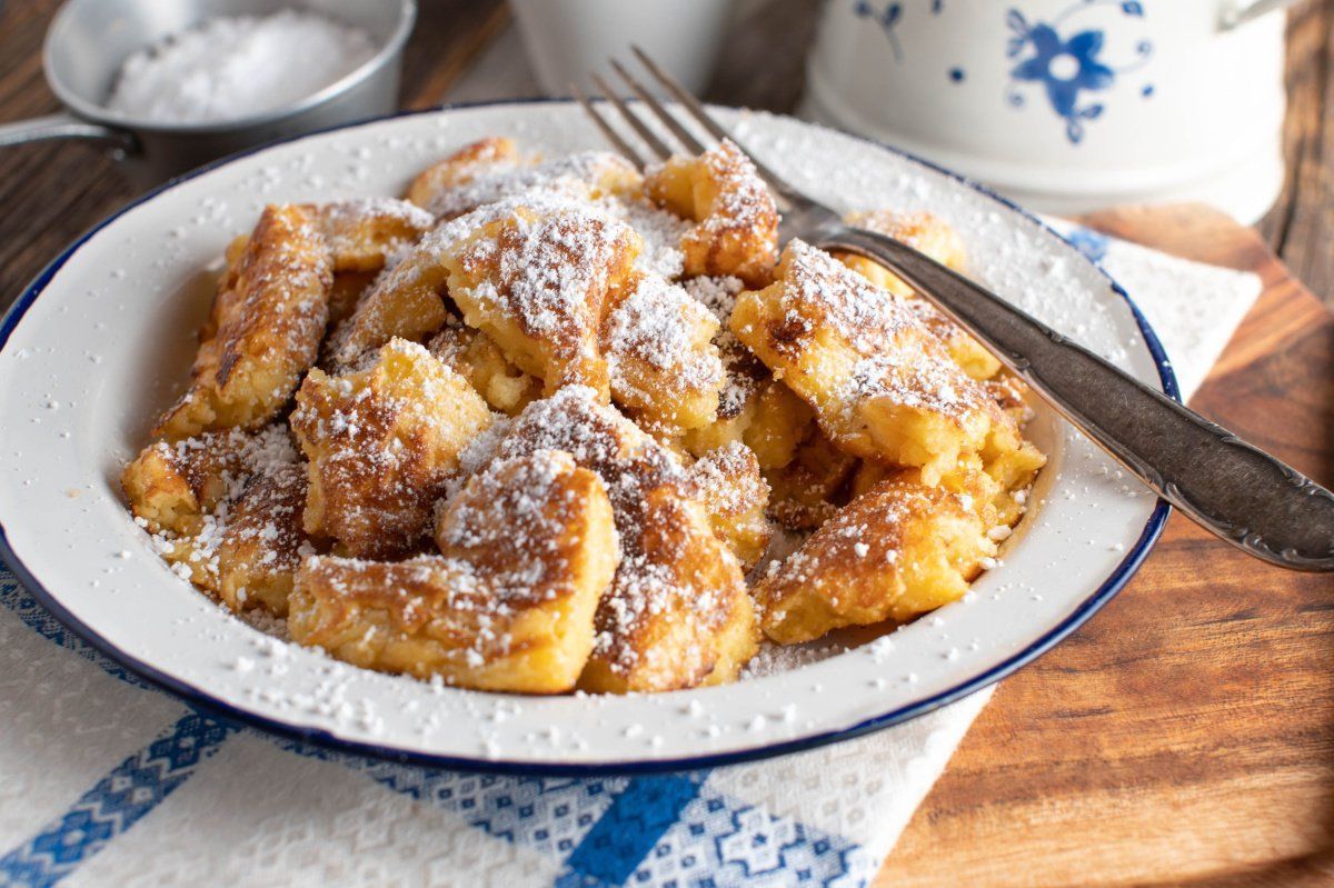 Kaiserschmarrn autrichien, morceaux de cr&ecirc;pe dor&eacute;e saupoudr&eacute;s de sucre glace.