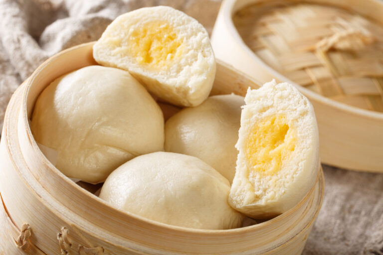 Brioches chinoises à la vapeur fourrées avec une farce à la crème d'oeuf