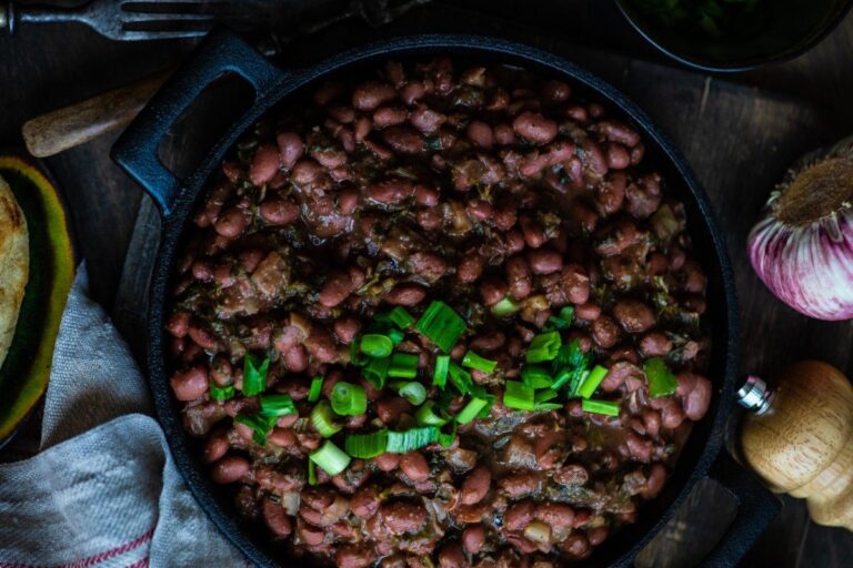 Plat de lobio géorgien, un ragoût de haricots rouges garni de ciboule fraîche.