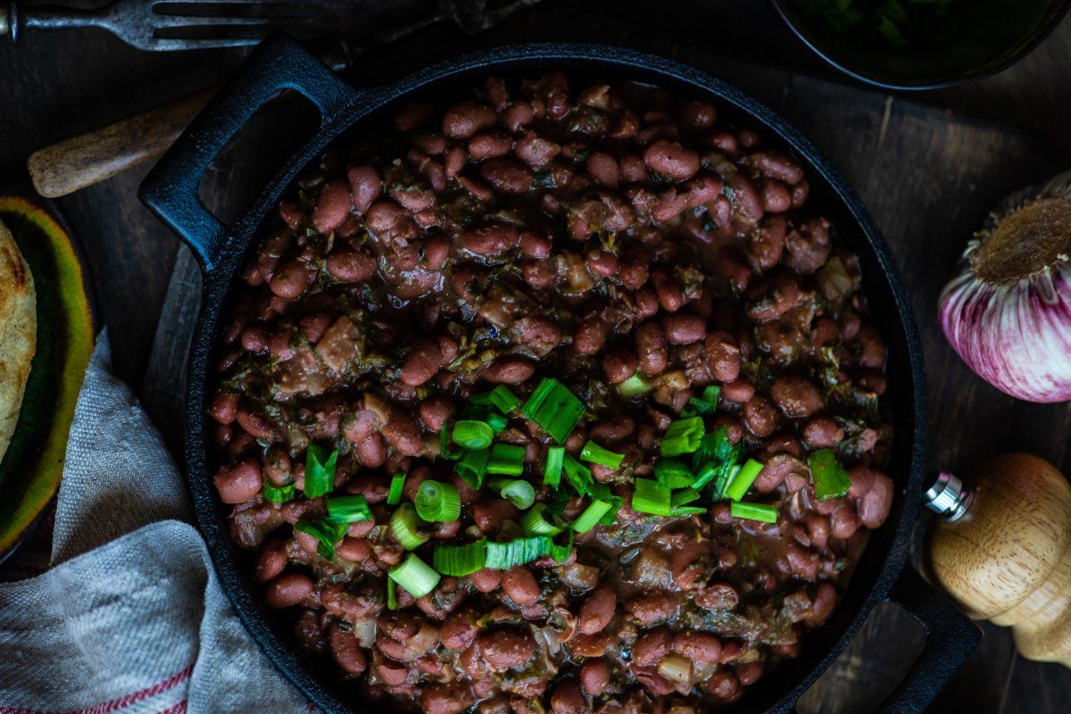 Plat de lobio g&eacute;orgien, un rago&ucirc;t de haricots rouges garni de ciboule fra&icirc;che.