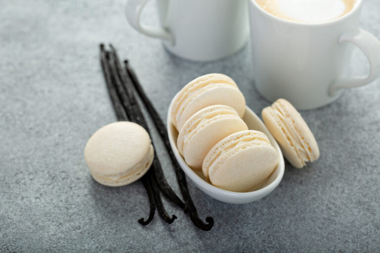 Macarons à la vanille couleur crème.