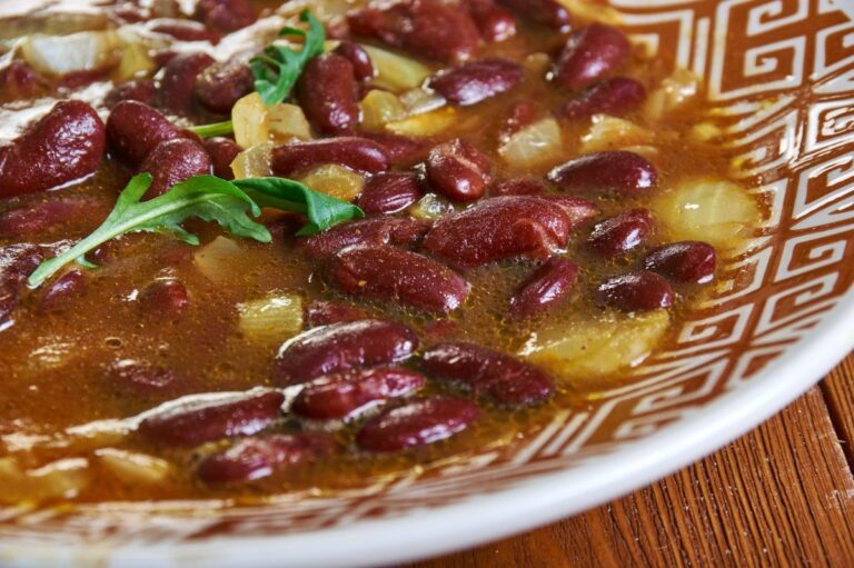 Plat de Maharagwe tchadien, un ragoût de haricots rouges et oignons.