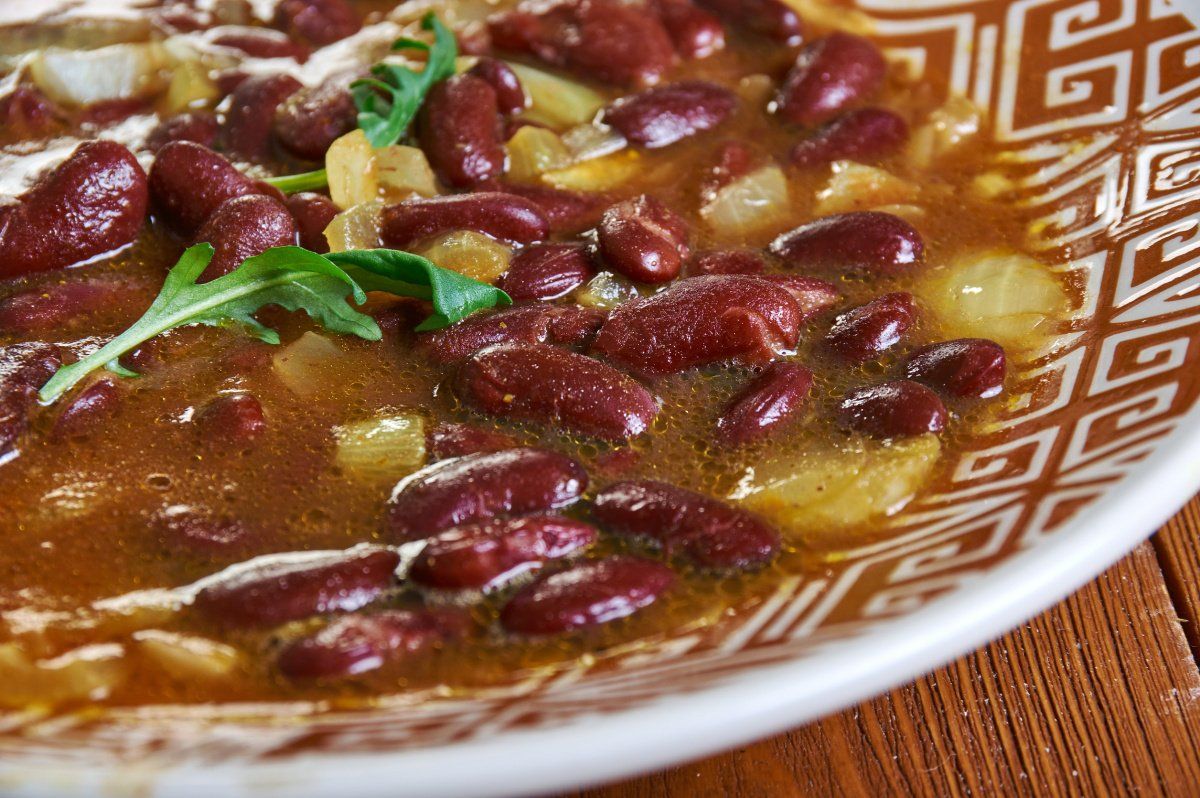 Plat de Maharagwe tchadien, un rago&ucirc;t de haricots rouges et oignons.