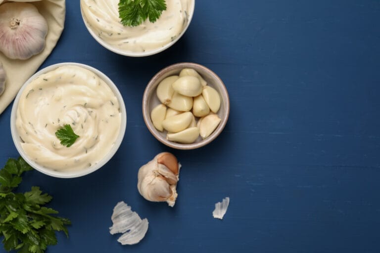 Mayonnaise à l'ail et au persil frais.