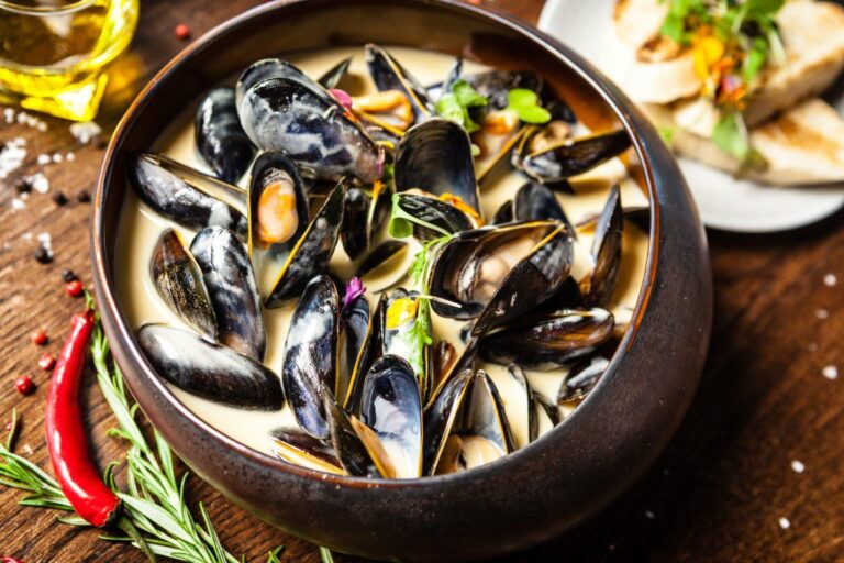 Moules servies dans une sauce à la crème et au vin blanc.