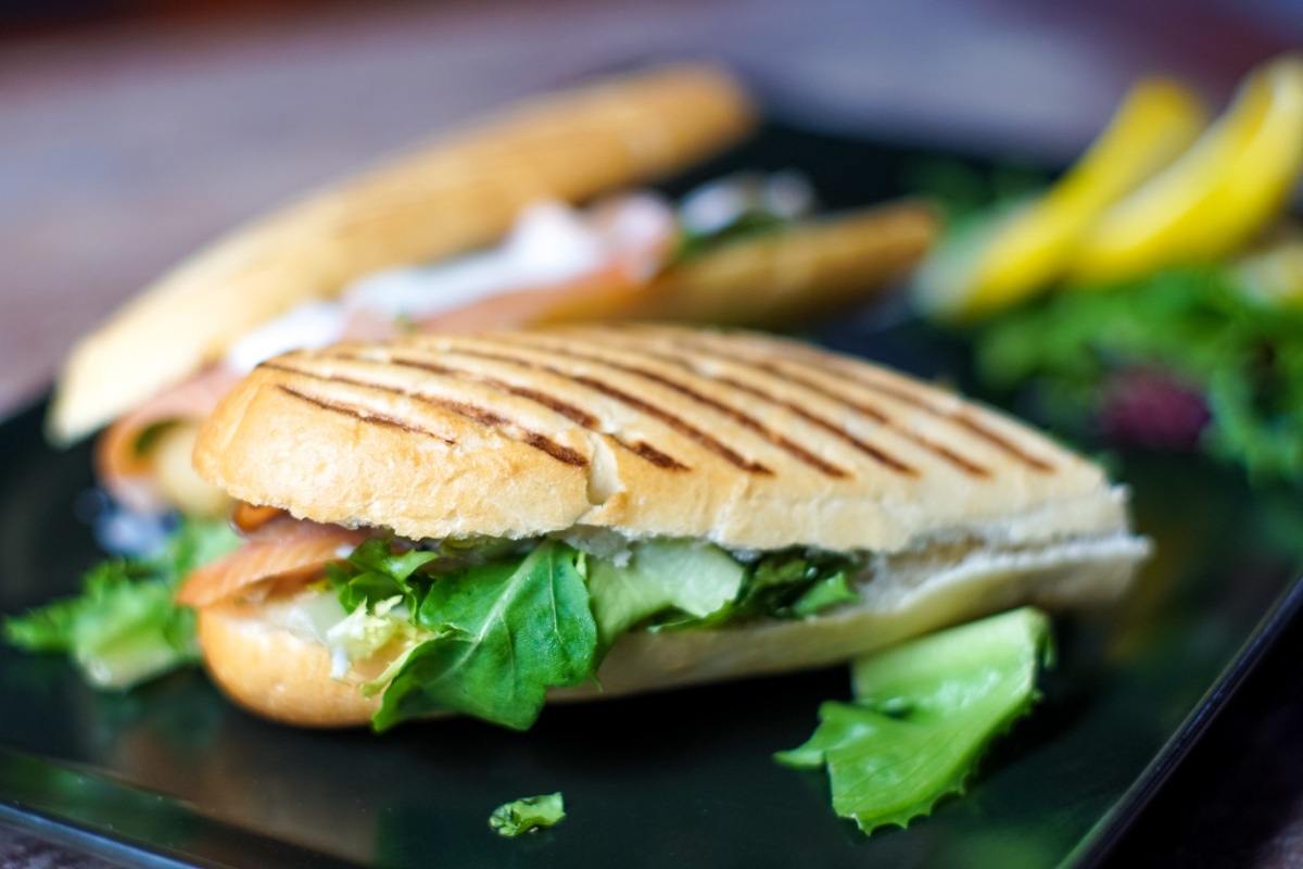 Sandwich panini grill&eacute; au saumon fum&eacute;.