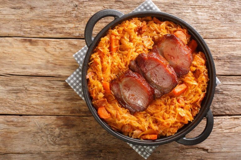 Podvarak serbe, plat de choucroute au four avec du porc fumé et des lardons.
