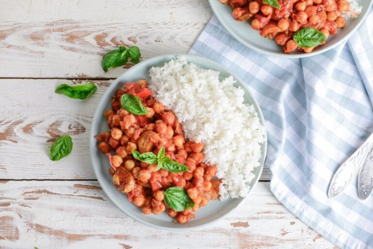 Pois chiches en sauce tomate avec du riz blanc et basilic.