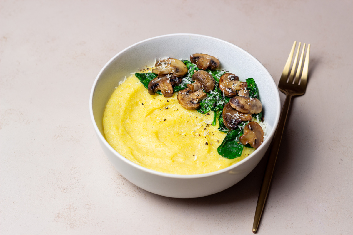 Polenta accompagn&eacute;e de champignons saut&eacute;s, d'&eacute;pinards frais et de copeaux de parmesan.