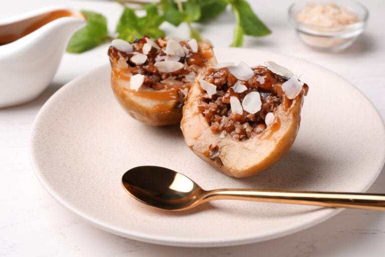 Demi-pommes au four avec des noix, du caramel et des amandes effilées.