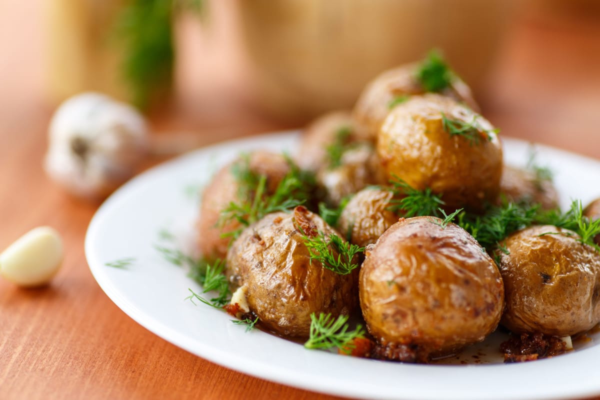 Pommes de terre grenailles dor&eacute;es au four &agrave; ail et aneth frais.