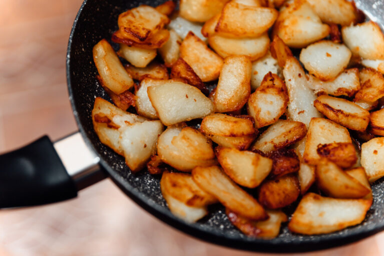 Pommes de terre rissolées à la poêle.