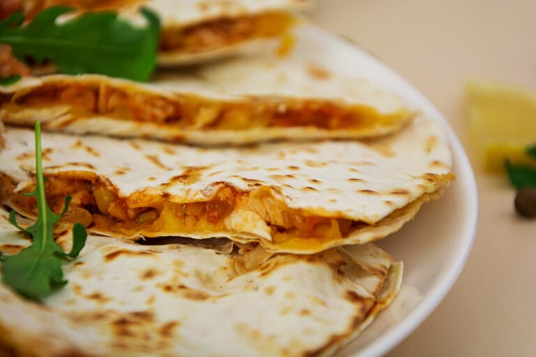 Quesadillas au poulet, maïs et fromage.