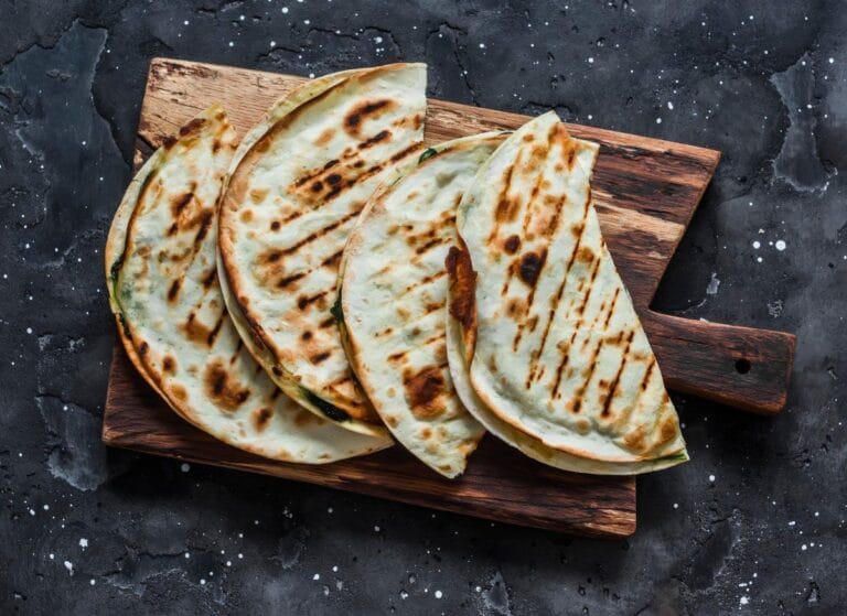 Quesadillas végétariennes grillées, farcies aux épinards et au fromage