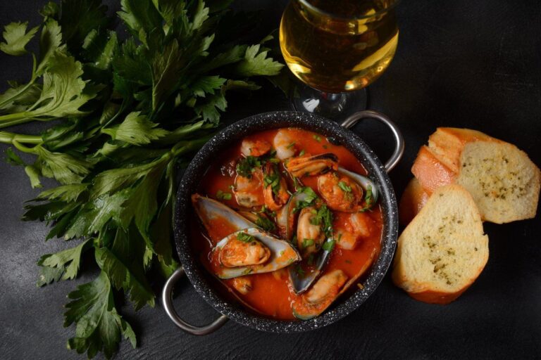 Ragoût à la tomate avec des moules et des crevettes.