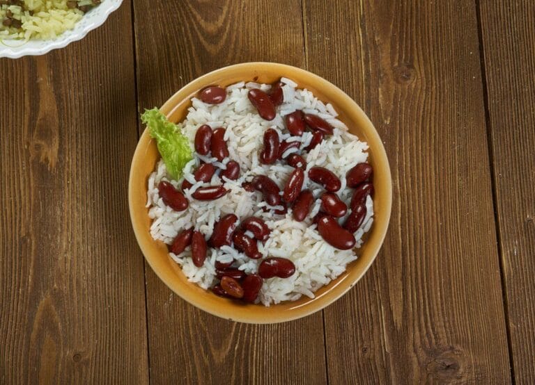 Plat traditionnel de riz et pois rouges créole.