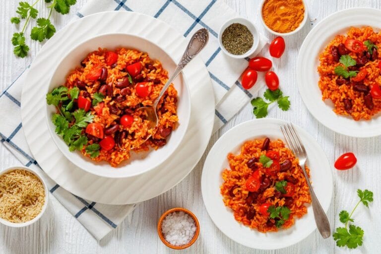 Riz jollof épicé avec haricots rouges et tomates fraîches.