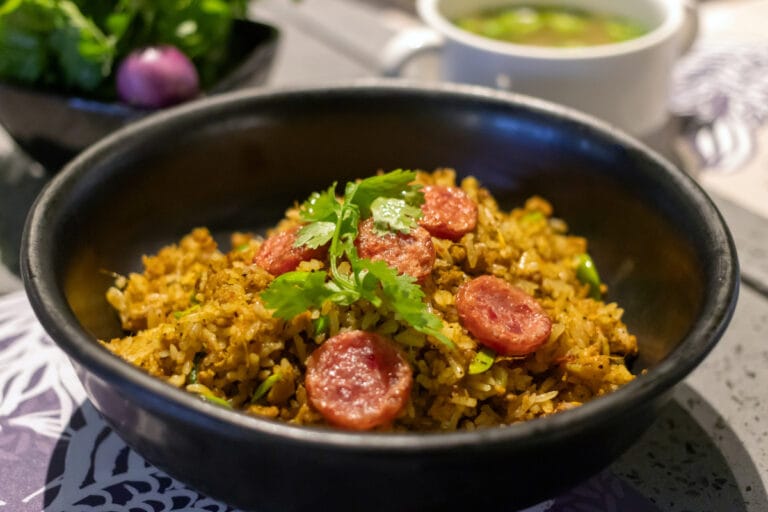 Riz sauté épicé avec des rondelles de chorizo et de la coriandre fraîche.