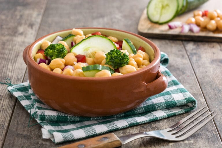 Salade de pois chiches avec du concombre, brocoli et oignon rouge.