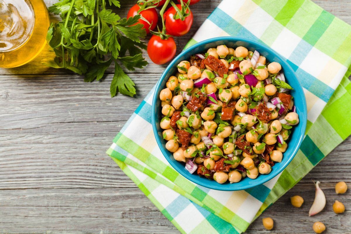 Salade de pois chiches aux tomates s&eacute;ch&eacute;es, oignon rouge et persil frais.