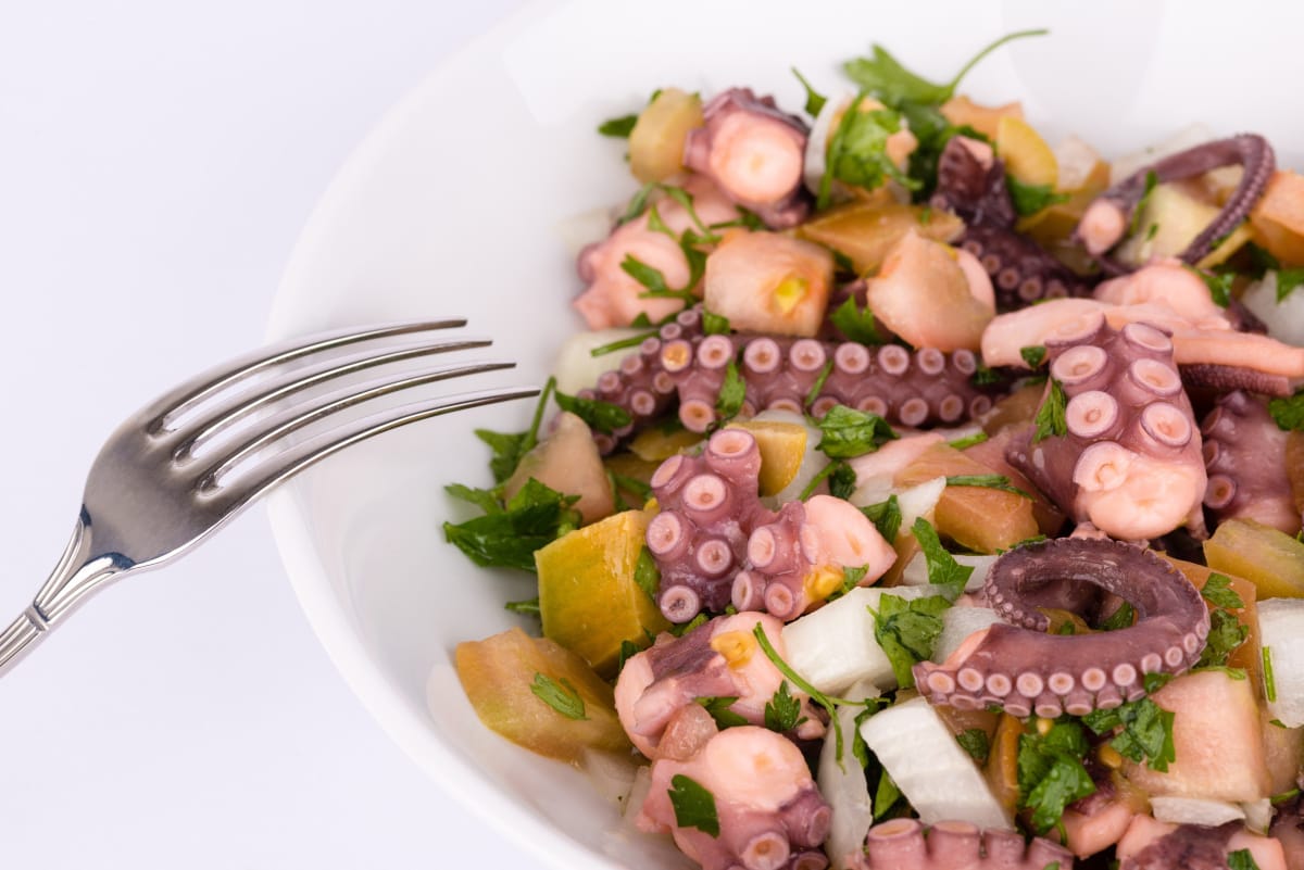 Salade de poulpe aux patates douces en cubes, oignons Blanc et persil frais.