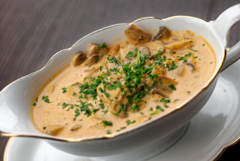 Sauce chasseur aux champignons de Paris, avec du persil frais haché.