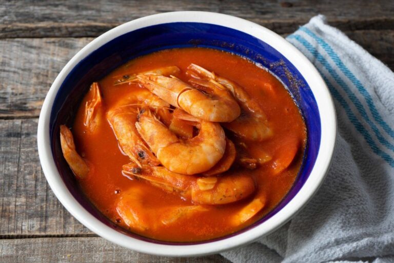 Soupe de crevettes dans un bouillon de tomate.