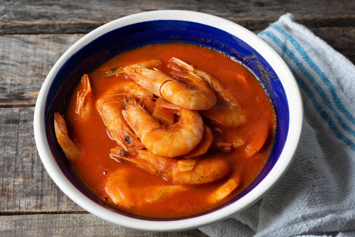Soupe de crevettes dans un bouillon de tomate.