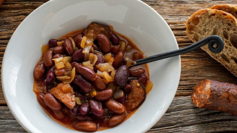 Soupe rustique aux haricots rouges, oignons et morceaux de chorizo