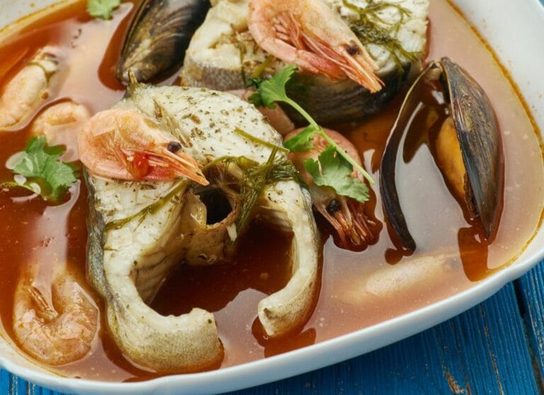Suquet de peix avec darnes de poisson, moules et crevettes dans un bouillon.