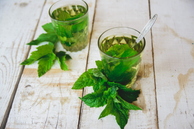 Thé vert à la menthe infusé avec des feuilles de menthe.